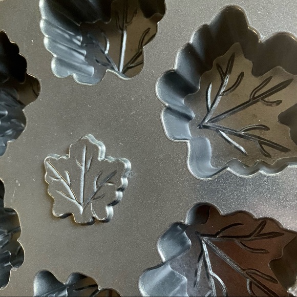 Nordic Ware Maple Leaf Pan - Picture 7 of 7